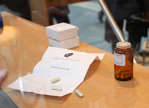 Pills filled with diamond (Hatsuko Kobay